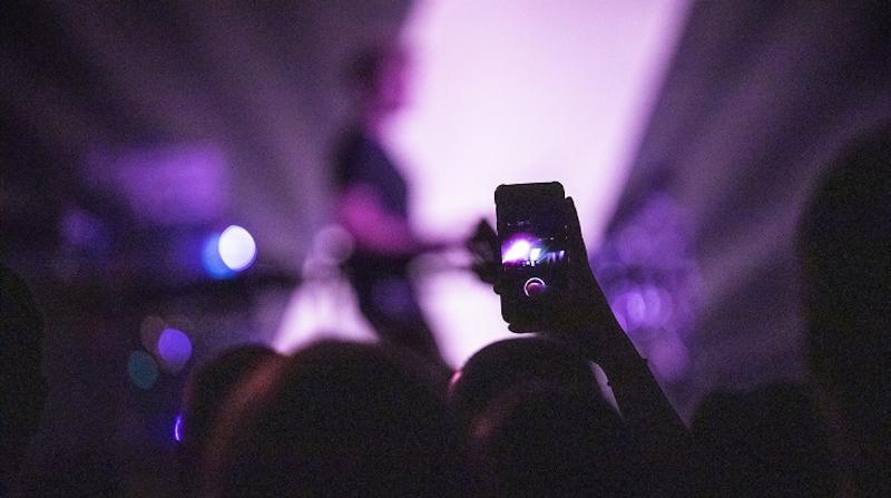 Artistes sur scène lors d’un festival de musique contemporaine française, avec des lumières colorées et une foule enthousiaste